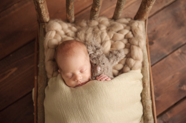 新生儿睡觉的女孩图片下载