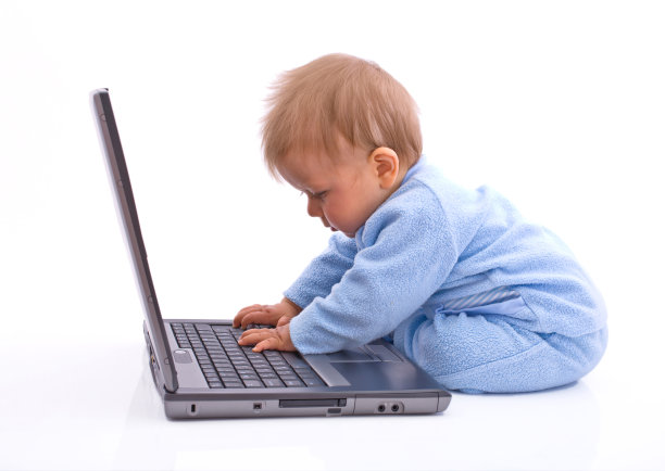 一个婴儿玩笔记本电脑的肖像图片下载