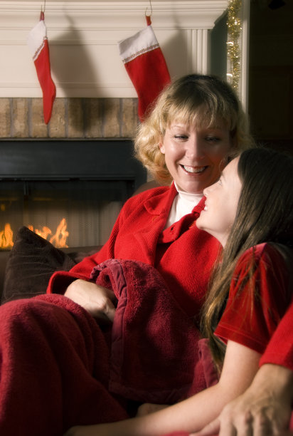 圣诞节在壁炉旁放松的家人图片下载