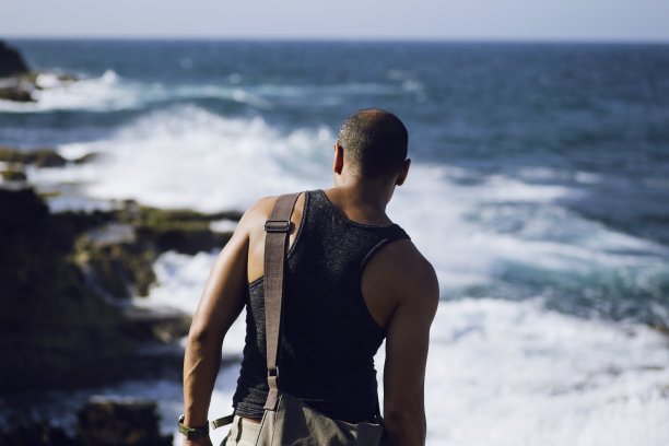 海滩上的男人图片下载