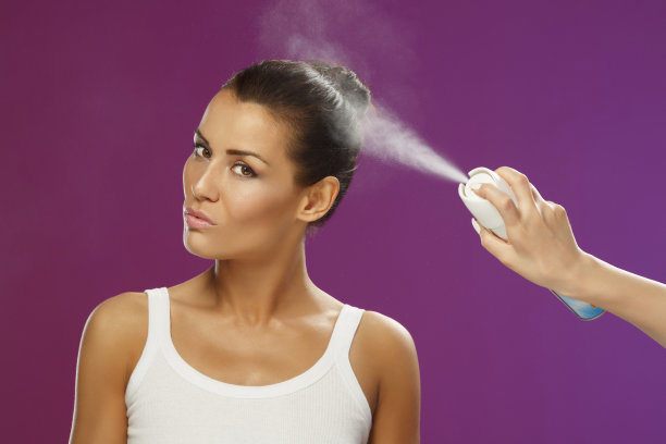 创造发型发背使用发胶自然美丽成熟的女人图片下载