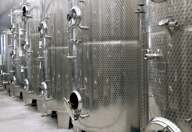 酿酒厂的发酵罐图片下载