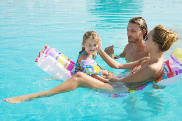 家庭在游泳池图片下载