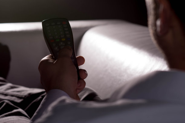 商人看电视图片下载