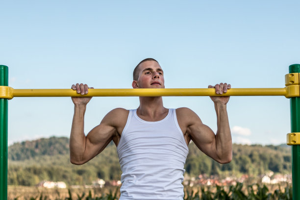 运动员做引体向上图片下载