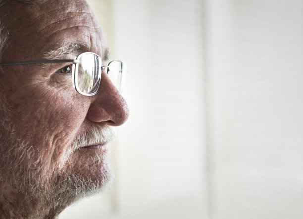 高级男子凝视的特写图片下载