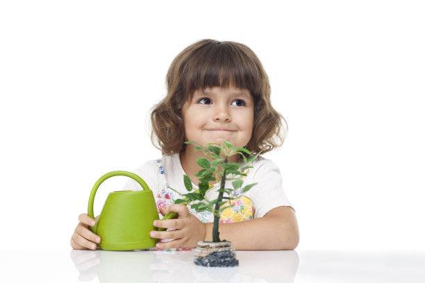 可爱的小女孩正在浇树图片下载