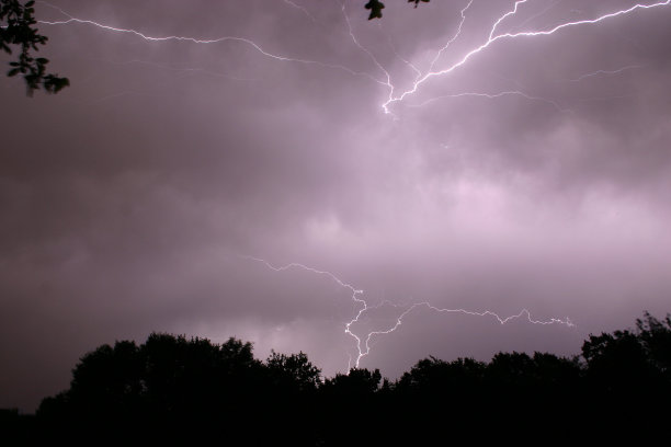 双云以雷击云图片下载