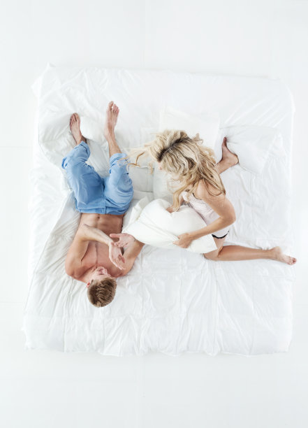 以上观点的夫妇枕头战斗图片下载