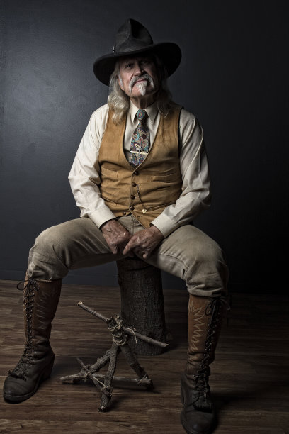 老牛仔在十加仑帽执法官微笑木制雕塑图片下载