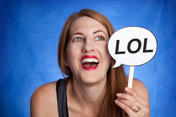 女人拿着聊天泡泡，上面有LOL图片下载