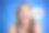 女人拿着聊天泡泡，上面有LOL图片下载