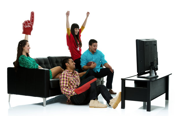 四个朋友一边看电视一边欢呼图片下载