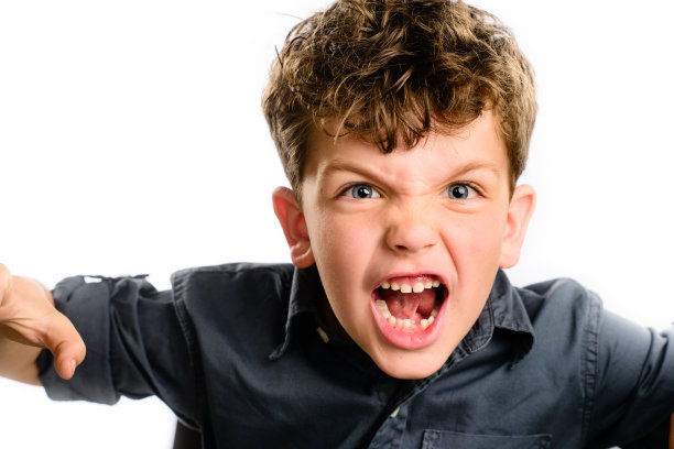 愤怒的小男孩图片下载