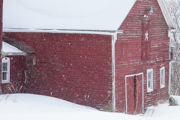 冬天下雪的红谷仓图片下载
