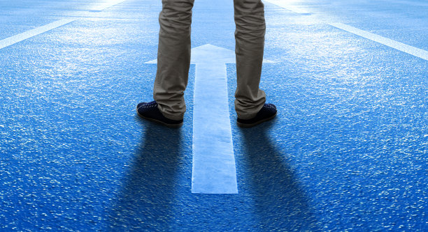 男人/男孩对未来犹豫不决图片下载