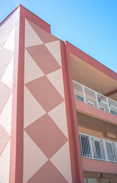 佛罗里达粉红色装饰彩色旅馆汽车旅馆外部对蓝色的天空图片下载