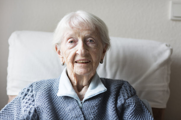 微笑的老年女性画像图片下载