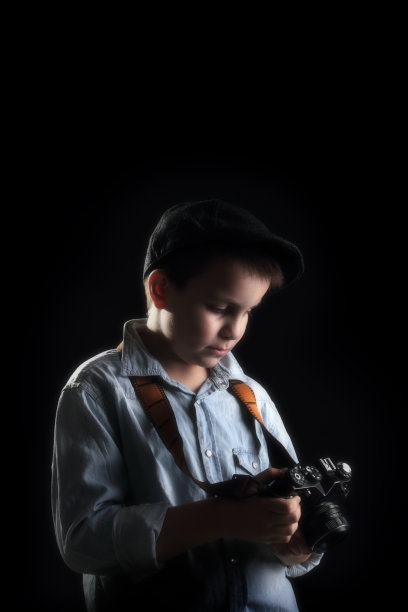 拿着旧相机的男孩图片下载