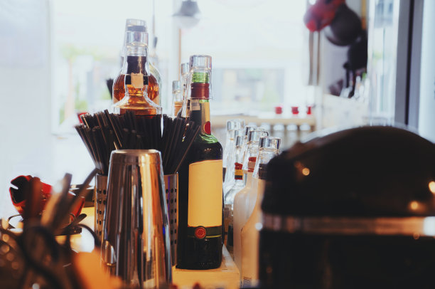 酒吧里的几瓶饮料图片下载