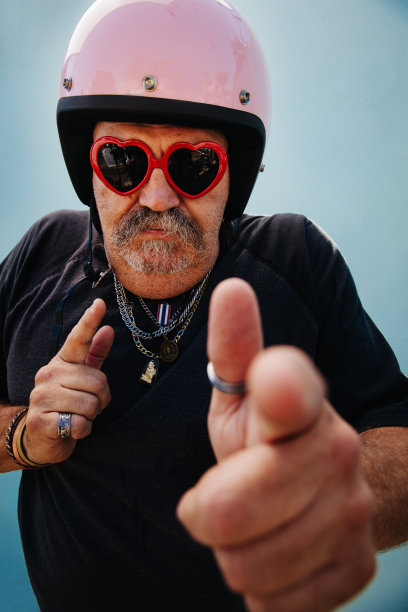 戴着粉色头盔的成年男子图片下载