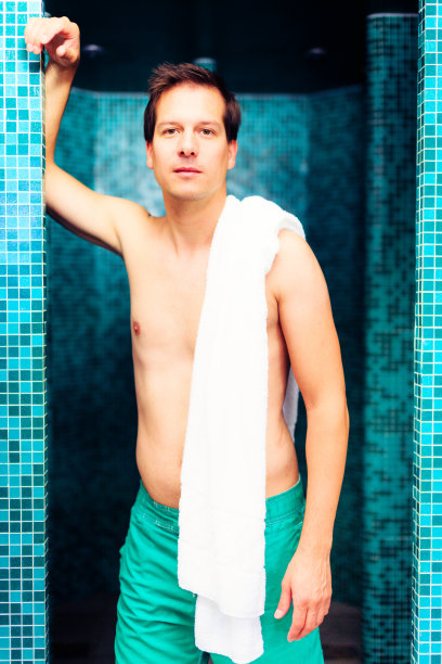 水疗中心的中年男人图片下载