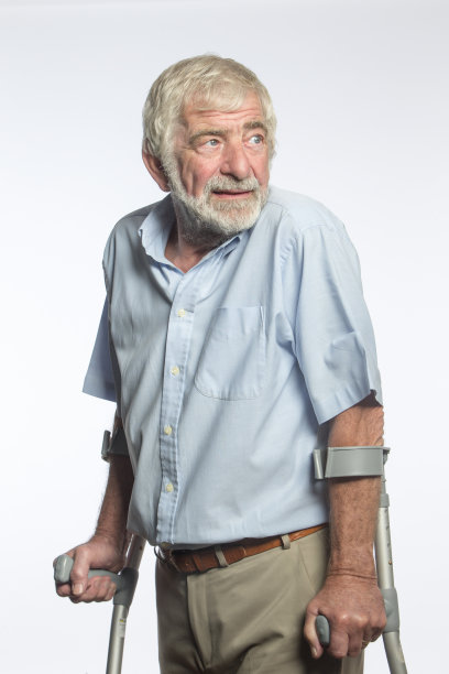 拄着拐杖的老人图片下载