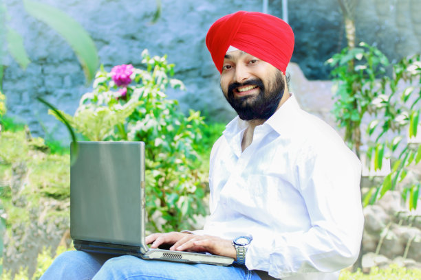 锡克教徒使用笔记本电脑图片下载