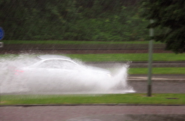 大雨中的交通图片下载
