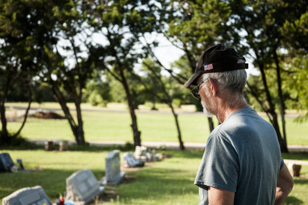 悲伤的鳏夫，老男人去墓地。素材图片