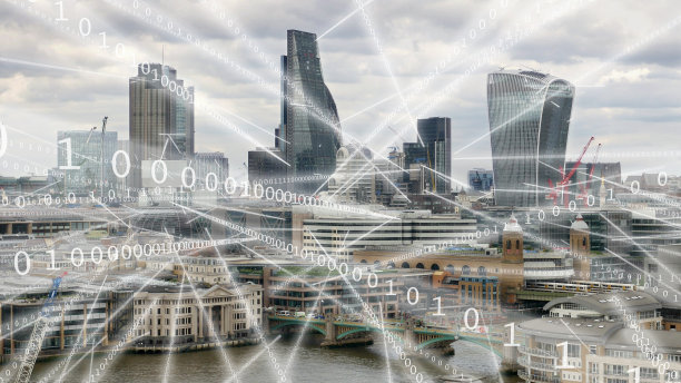二进制数据流在伦敦上空飞舞。图片下载