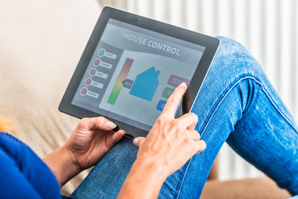 用平板电脑遥控器的女人素材图片