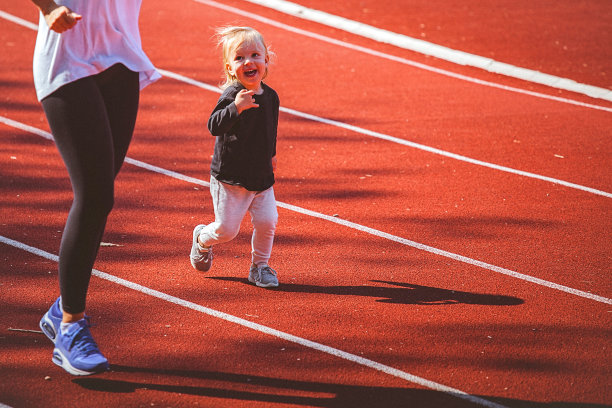 我和我妈妈在跑道上冲刺。图片下载