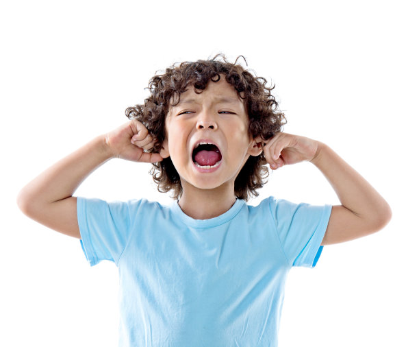 白色背景上的小男孩尖叫的表情图片下载