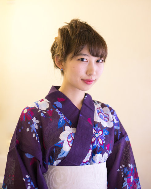 年轻的和服女孩的肖像图片下载