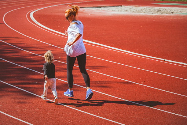 我和我妈妈在跑道上冲刺。图片下载