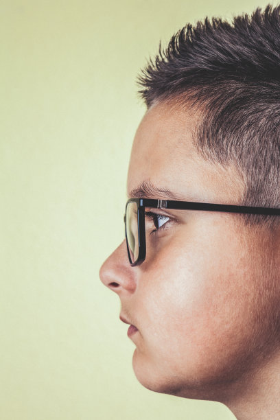 戴眼镜的男孩的侧面图片下载