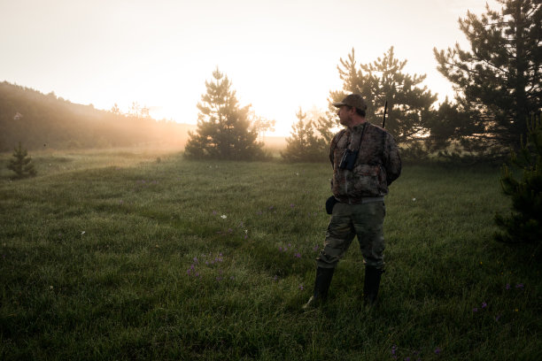 大自然中的猎人图片下载