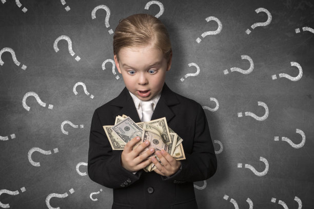 男孩惊讶地拿着钱素材图片
