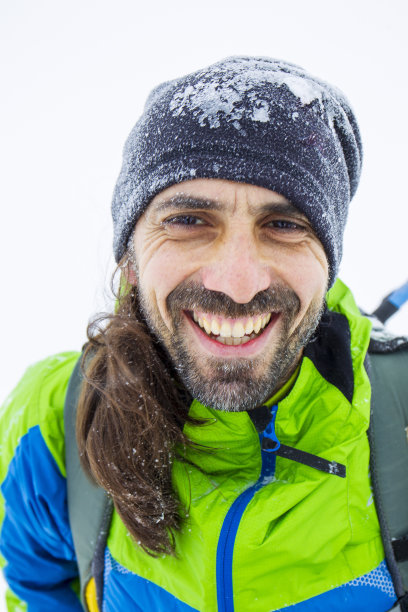 微笑的徒步旅行者看着相机图片下载