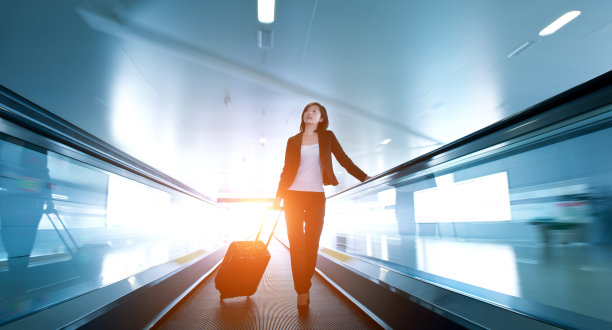 女商人在机场图片下载