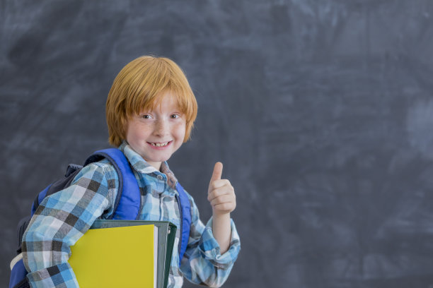 开学第一天兴奋的男孩图片下载