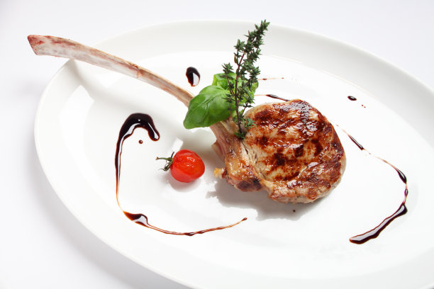 烤小牛排在盘子上图片下载