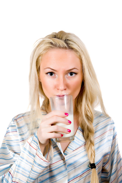 穿睡衣的女孩喝牛奶图片下载