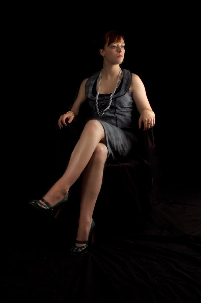 可怕的女商人坐着。图片下载