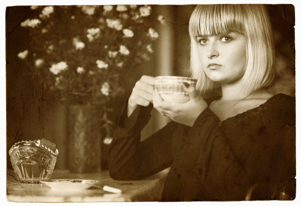 美丽的女孩喝茶图片下载