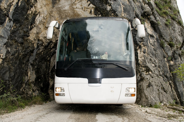 大巴士从岩石隧道出来图片下载