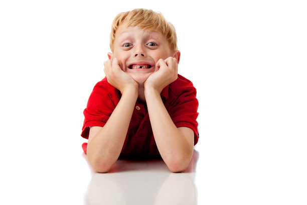 手肘上的微笑男孩图片下载