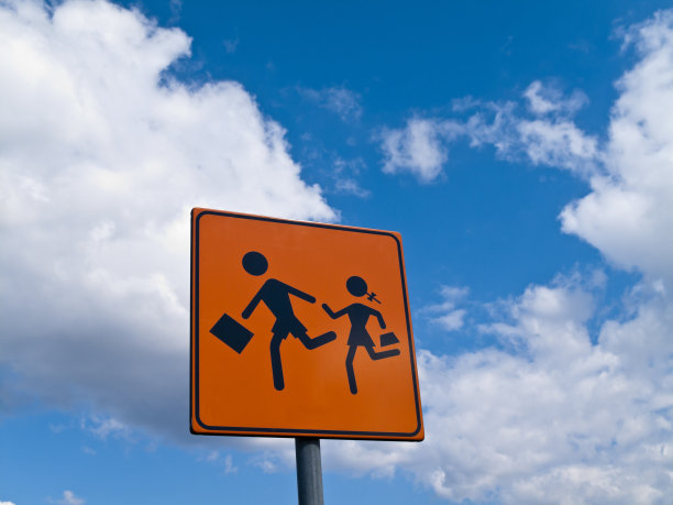 孩子们在云中奔跑图片下载