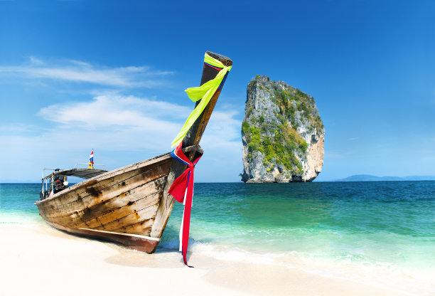 天堂岛和一艘长尾船图片下载